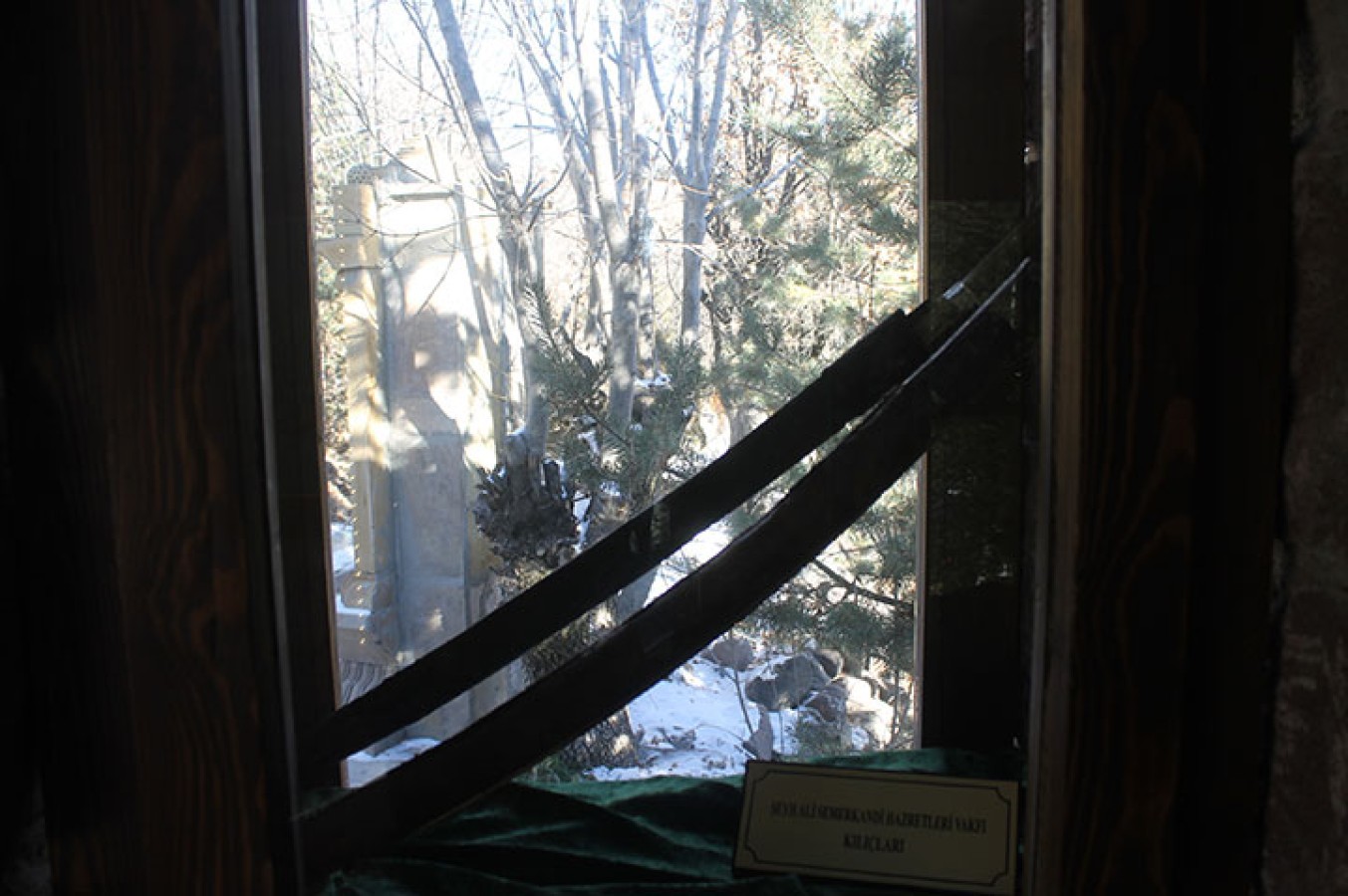 Eser sergileme vitrini – yakın plan