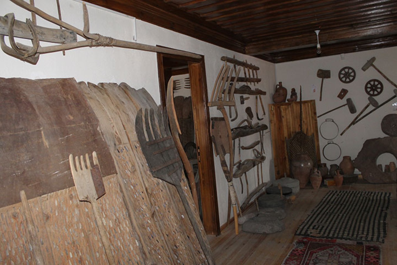 El değirmeni ve dönem araçları – yakın plan